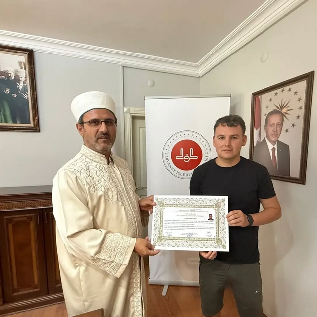 Bayram namazından etkilenip Müslüman oldu