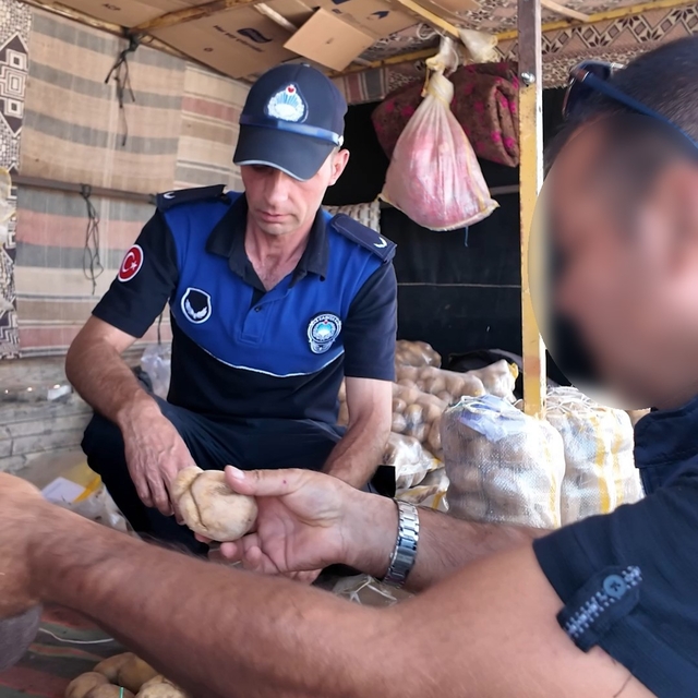 Hileli patates satışı yapan seyyar satıcılara yönelik denetim
Vatandaşa 9 k...