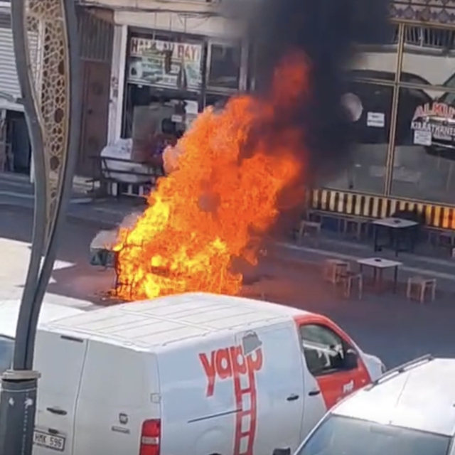 Diyarbakır'da hareket halindeki motosiklet alevlere teslim oldu