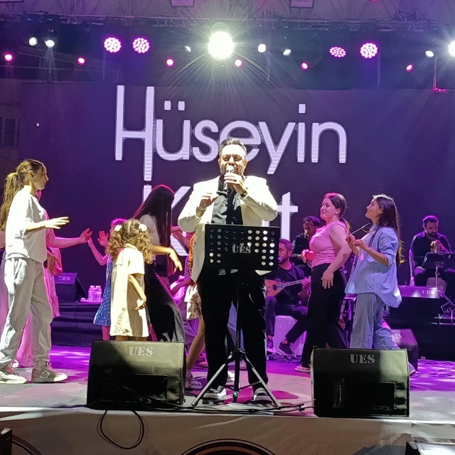 Hüseyin Kağıt coşturdu, Başkan Daban sahnede oynadı
