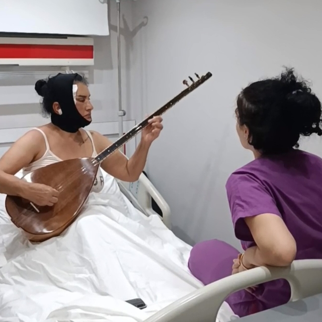 Yüz germe ameliyatı oldu, hastane odasında saz çaldı