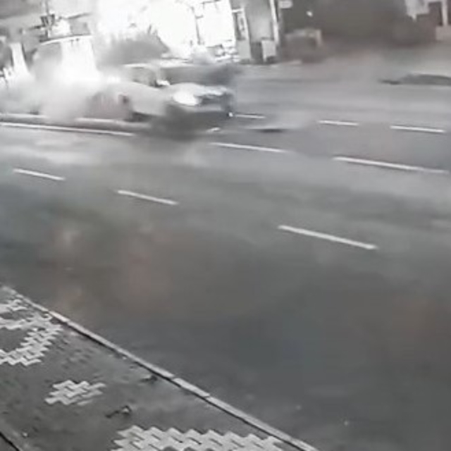 Kontrolden çıkan otomobil refüje çıktı
Kaza anı güvenlik kameralarına yansı...