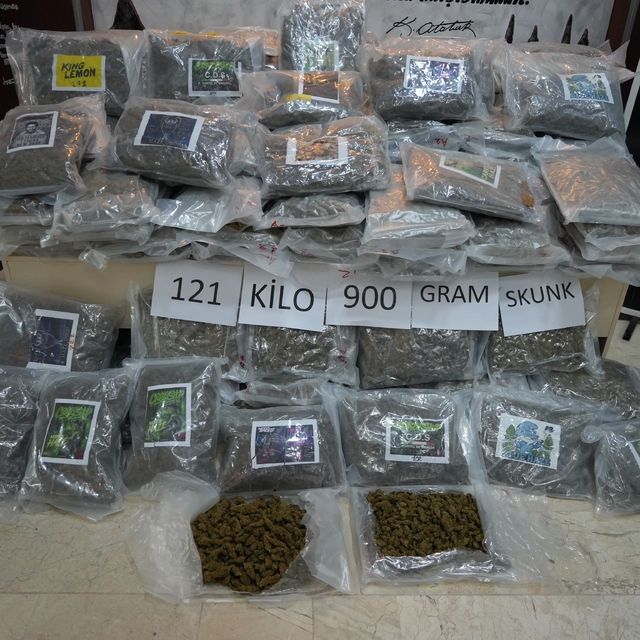 Tırın dorsesinden 121 kilo 900 gram skunk çıktı