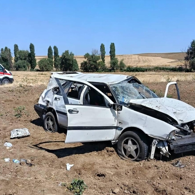 Takla atan otomobil hurdaya döndü: 2 yaralı