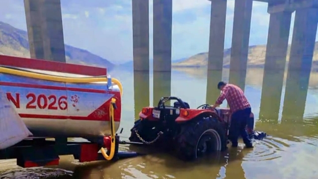 Hasankeyf'te baraj suyuna gömülen traktörü vatandaşlar çıkardı