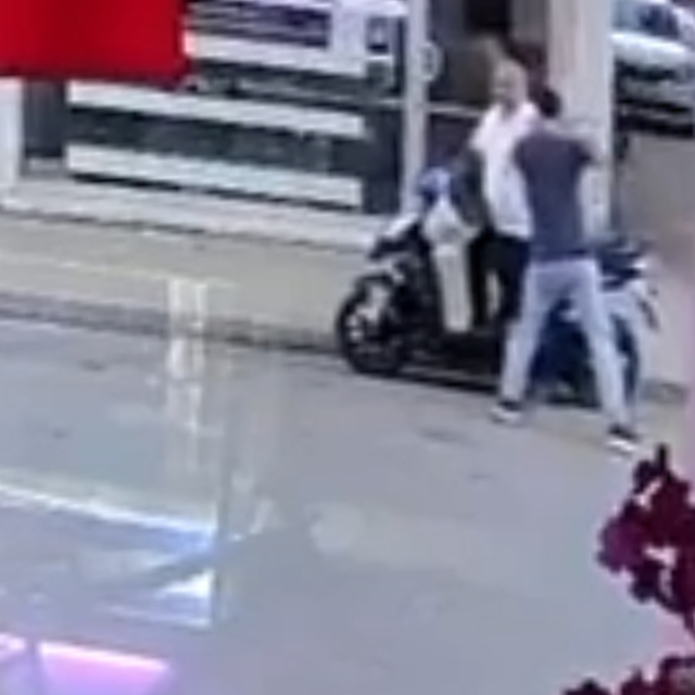 Esnafı bıçakla yaraladı, 'oyun bitti' deyip teslim oldu; saldırı kamerada