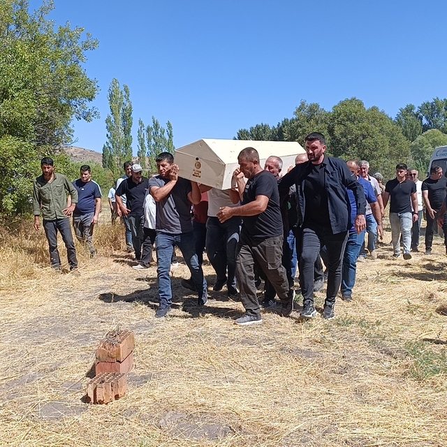 Muğla'da öldürülen genç kadın memleketi Malatya'da toprağa verildi