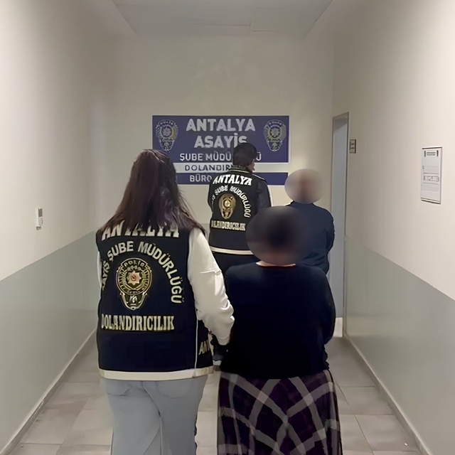 Kendilerini 'mali istihbarat yetkilisi' olarak tanıtıp 6 milyon TL'lik vurg...