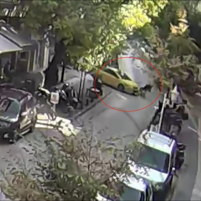 Motosikletli genç önüne çıkan ticari taksiye çarptı: Kaza anı kamerada