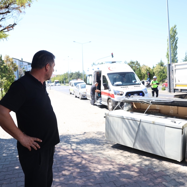Ambulansa yol vermek isterken kazaya neden oldu
