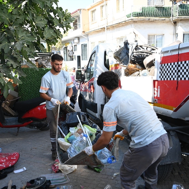 Kuşadası'nda sokağa hurda ve atık bırakanlara zabıta müdahalesi