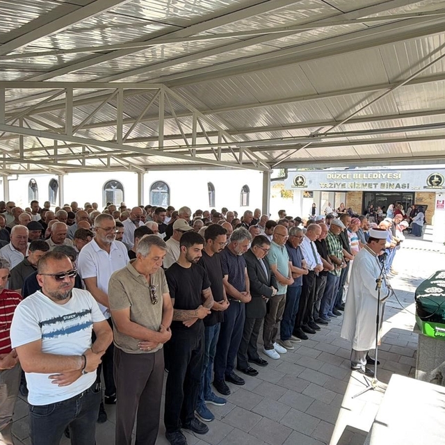 Düzceli gazetecinin annesi son yolculuğuna uğurlandı
