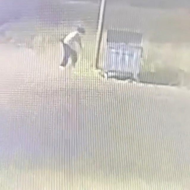 Önce yaktı sonra oturup izledi