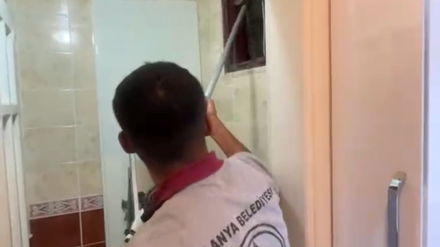 Alanya'da havalandırma bacasına düşen kedi ekipler tarafından kurtarıldı