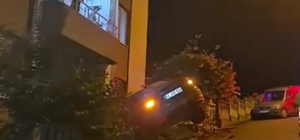 Ordu'da bahçe duvarında askıda kalan otomobilin sürücüsü kaçtı
