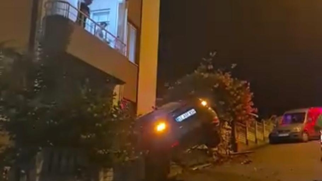 Ordu'da bahçe duvarında askıda kalan otomobilin sürücüsü kaçtı