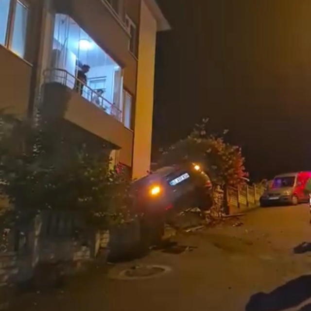 Ordu'da bahçe duvarında askıda kalan otomobilin sürücüsü kaçtı