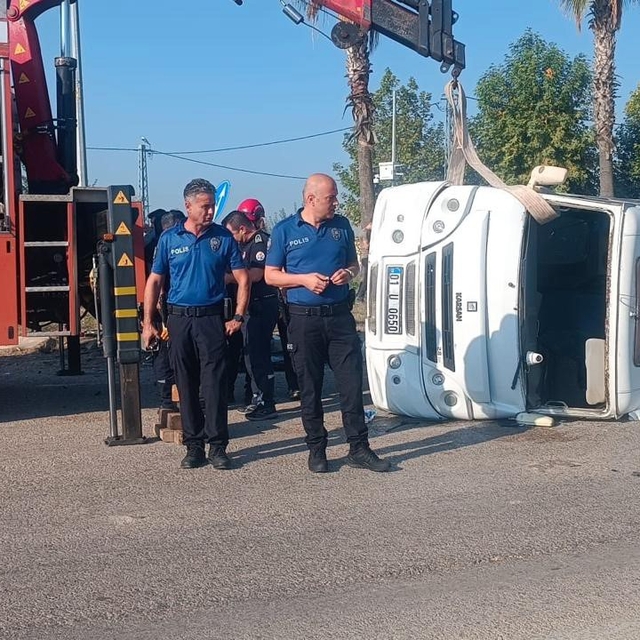 Ceyhan'da minibüs ile otomobil çarpıştı: 1 ölü, 3 yaralı