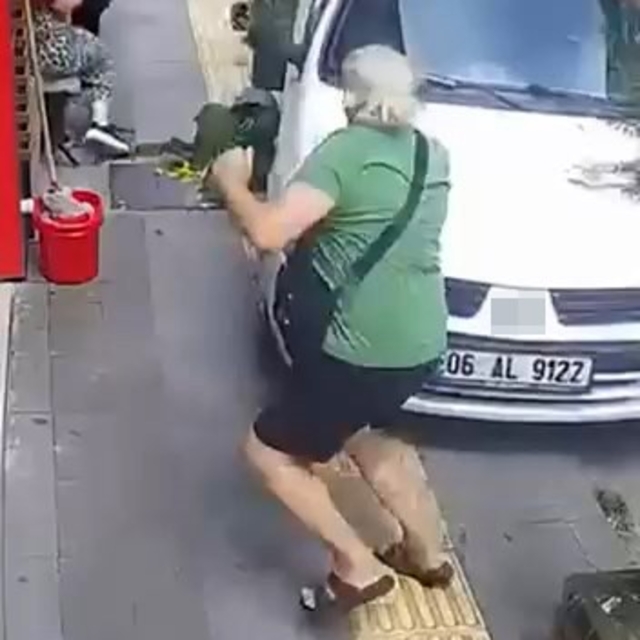 El freni çekilmeyen otomobil kaldırıma çıktı, yaya ezilmekten son anda kurt...