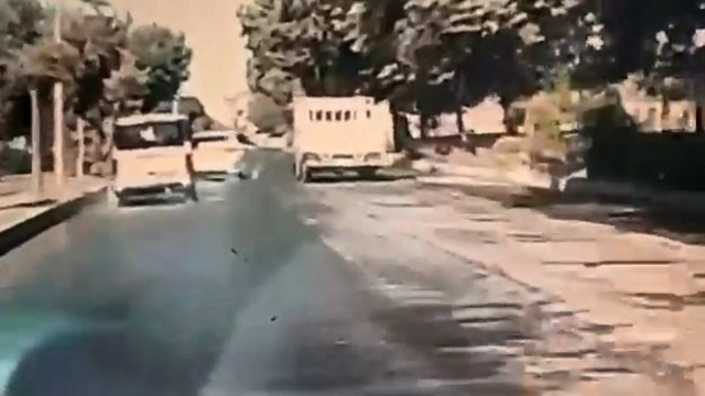 Makas atarken kayan otomobil kazaya davetiye çıkardı