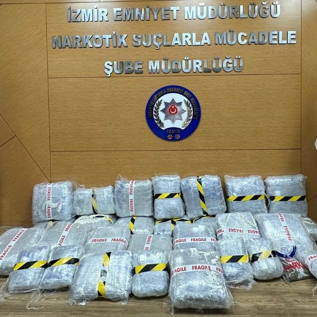 İzmir'de bir evde 80 kilo uyuşturucu ele geçirildi
