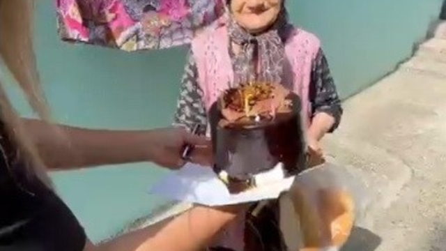 Samsun'da yaşlılara doğum günü sürprizi: Büyüklerin yüzü pasta ile gülüyor