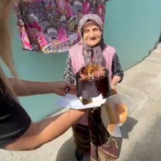 Samsun'da yaşlılara doğum günü sürprizi: Büyüklerin yüzü pasta ile gülüyor