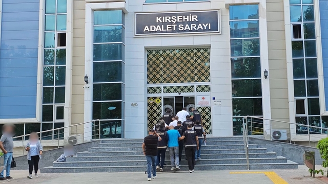Kırşehir'de iş yerine çağırdıkları kişileri dövüp gasp ettikleri iddiasıyla 4 şüpheli tutuklandı