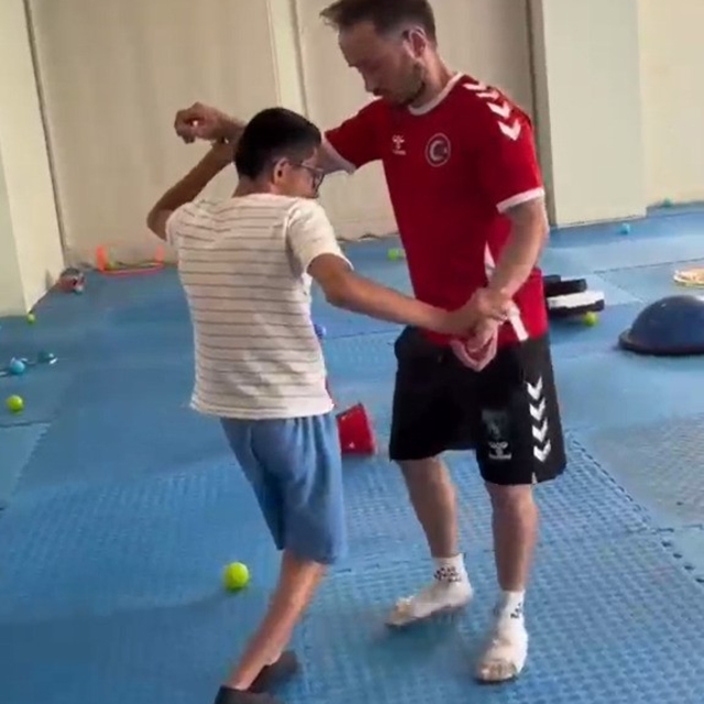Körfez'in özel sporcularından zafer pozu