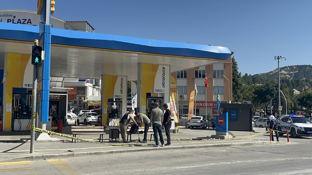 Burdur'da şüpheli çanta fünye ile patlatıldı
Çantadan kıyafet çıktı