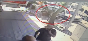Otomobilin açılan kapısına çarpan motosikletin sürücüsü yaralandı