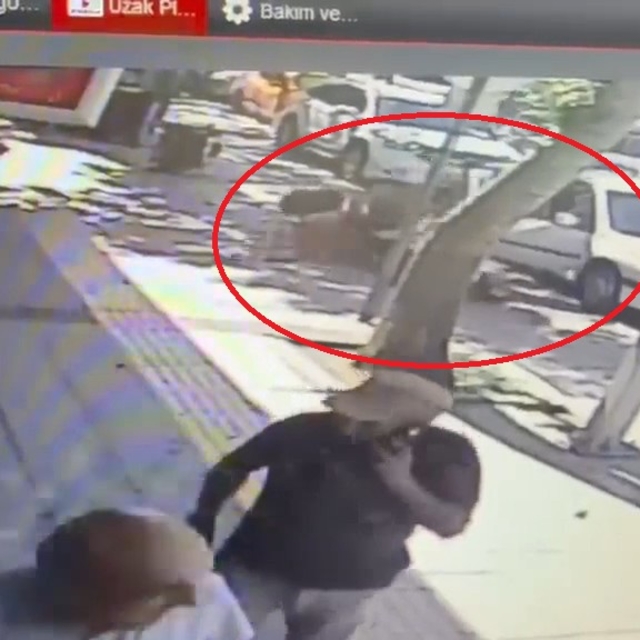 Otomobilin açılan kapısına çarpan motosikletin sürücüsü yaralandı