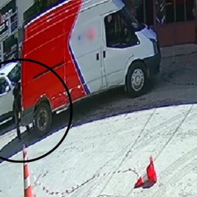 Sürücüsünün geri manevra yaptığı minibüs yayaya çarptı