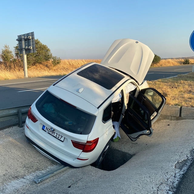 Keşan'da su kanalına düşen otomobilde 4 kişi yaralandı