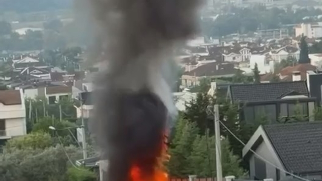 Park halindeki araç alev alev yandı