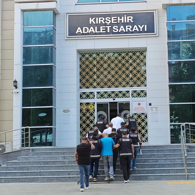 Kırşehir'de iş yerine çağırdıkları kişileri dövüp gasp ettikleri iddiasıyla...