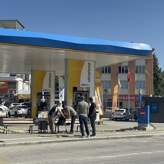 Burdur'da şüpheli çanta fünye ile patlatıldı
Çantadan kıyafet çıktı