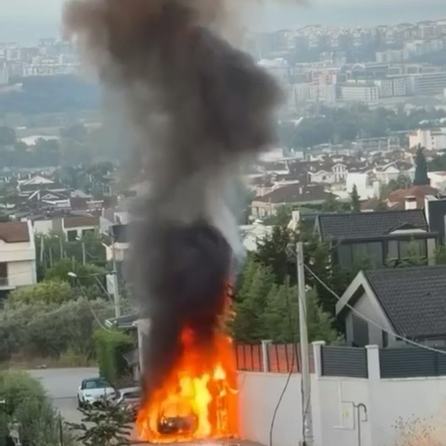 Park halindeki araç alev alev yandı