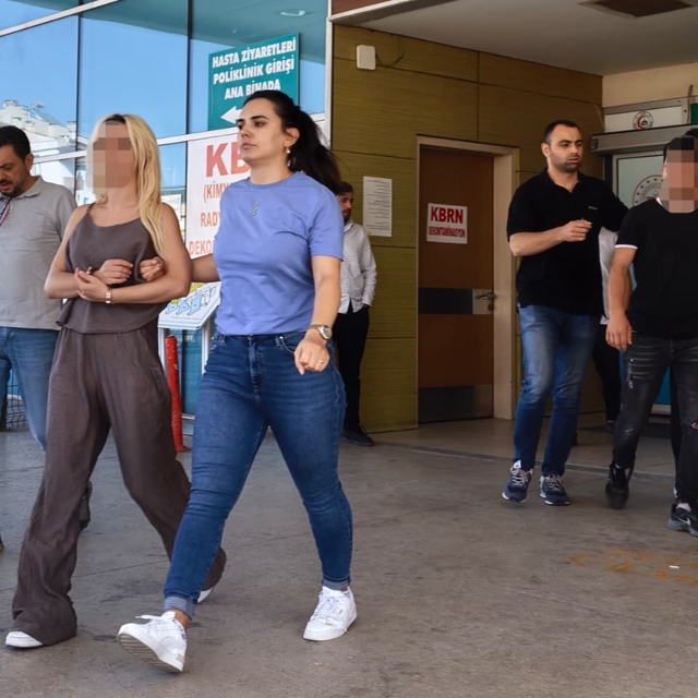 Kimlik bilgilerini ele geçirdikleri kişinin adına hesap açıp, dolandırıcılı...