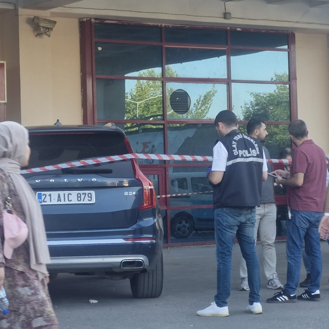 Diyarbakır'da cipe silahlı saldırı; 2 yaralı (2)
