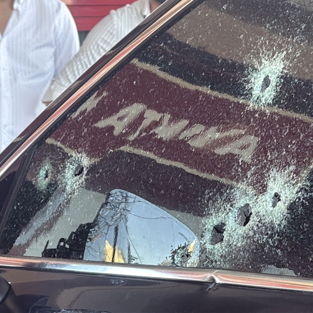 Diyarbakır'da ışıkta duran otomobile silahlı saldırı: 2 yaralı