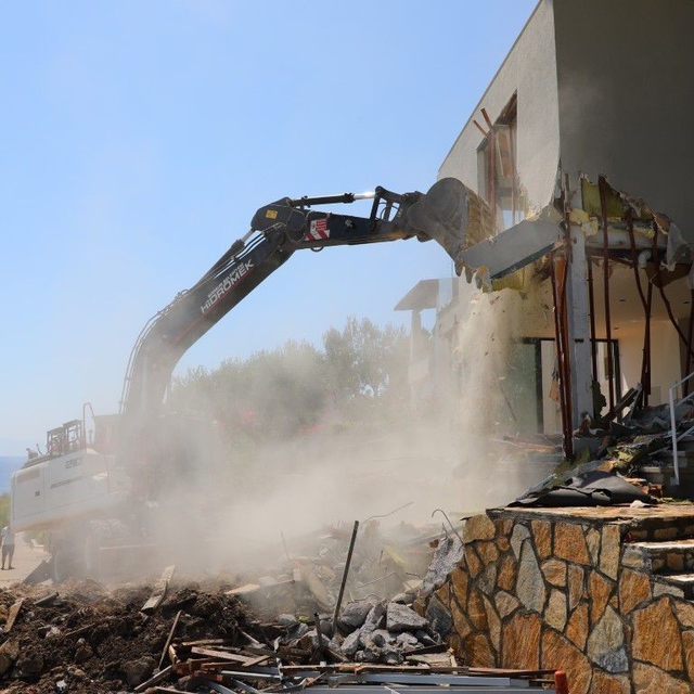 Bodrum'da kaçak yapılarda yıkım çalışmaları sürüyor