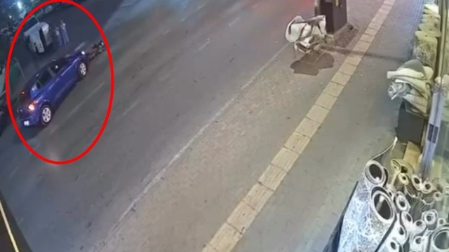 Bursa'da devrilen motosiklet otomobile çarptı; o anlar kamerada