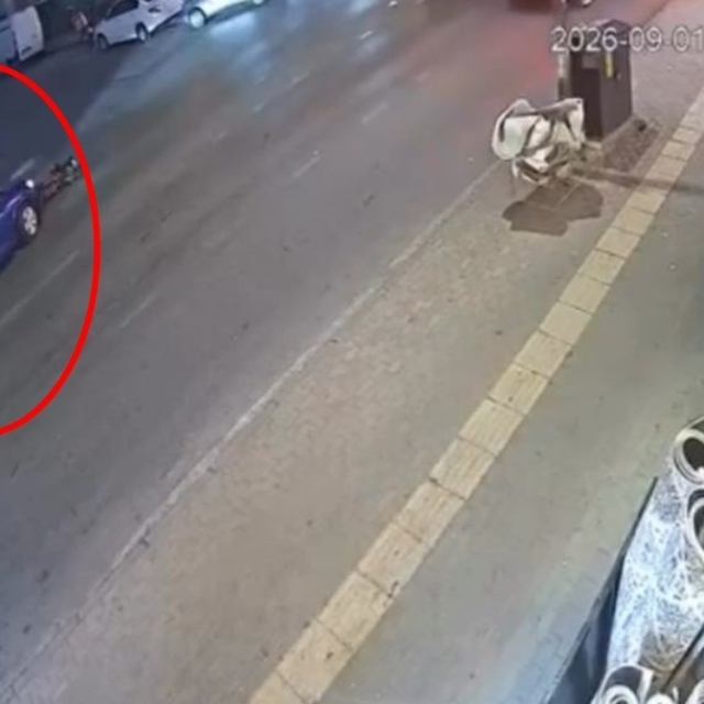 Bursa'da devrilen motosiklet otomobile çarptı; o anlar kamerada