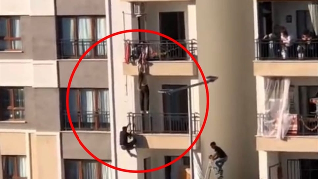 Balkondan düşmek üzere olan kız çocuğunu katları tırmanarak kurtardı