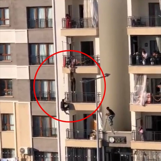 Balkondan düşmek üzere olan kız çocuğunu katları tırmanarak kurtardı