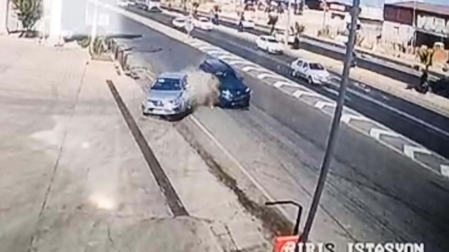İki otomobil ile TIR'ın karıştığı kaza kamerada; 1 yaralı