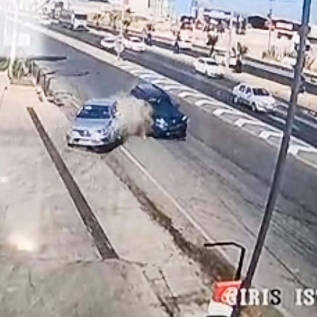 İki otomobil ile TIR'ın karıştığı kaza kamerada; 1 yaralı