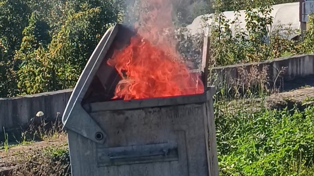 Çöp konteynerinde çıkan yangını mahalleli söndürdü