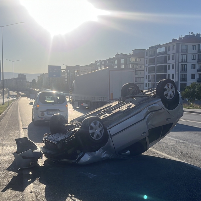 Çorum'da otomobil refüje çıkarak takla attı: 1 yaralı